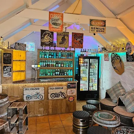The Lucky Shamrock Caravan - By Stunning, Holiday home Crantock